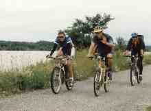 Donau-Radweg. Zleva: Radka,moje malikost,Jirka. Foto poizuje Franta.